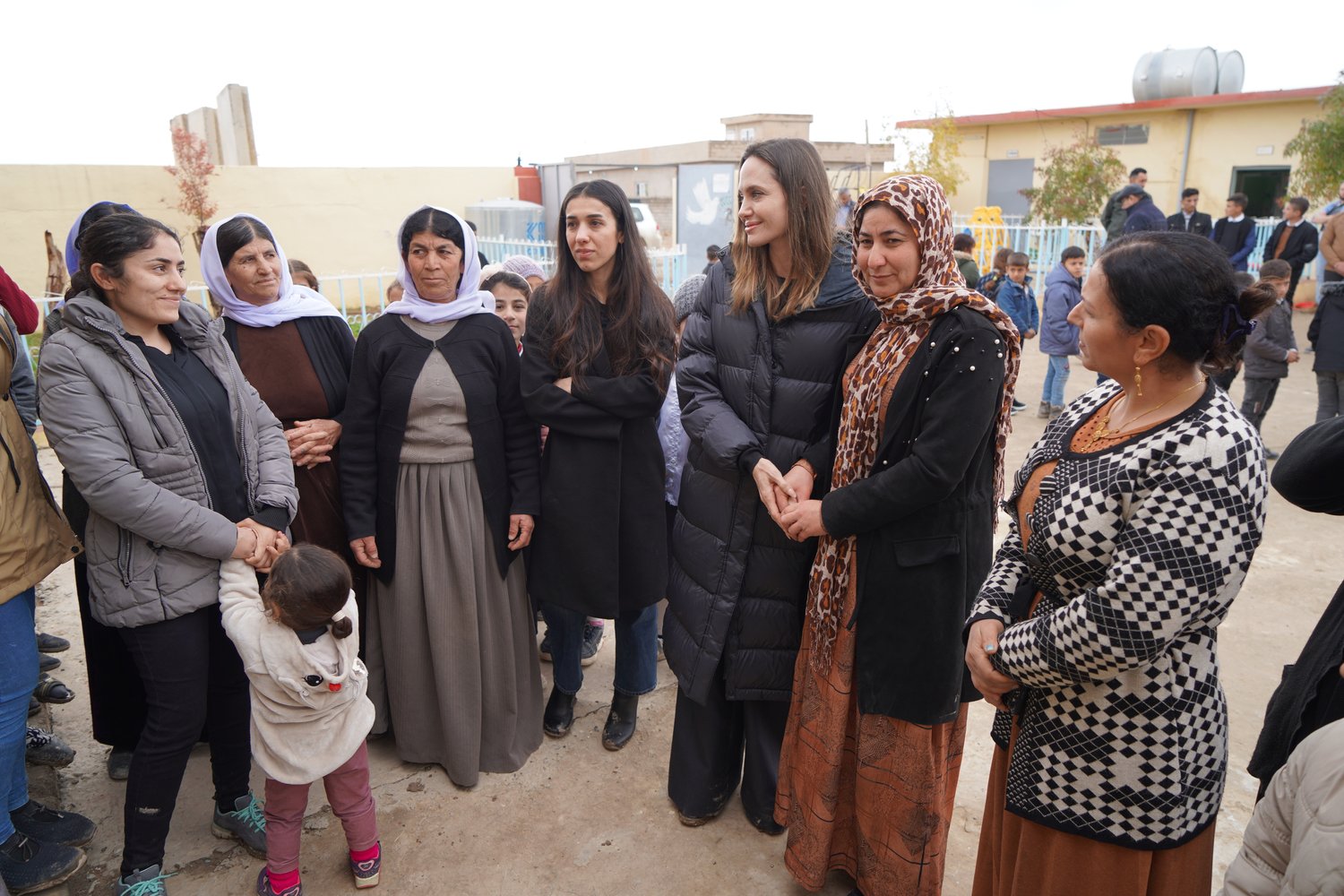 Angelina Jolie Kunjungi Korban Selamat Genosida ISIS di Irak