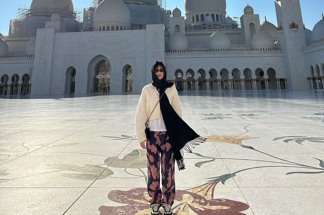 Potret Jennie BLACKPINK ‘Halal Mode’ saat Kunjungi Masjid di Abu Dhabi