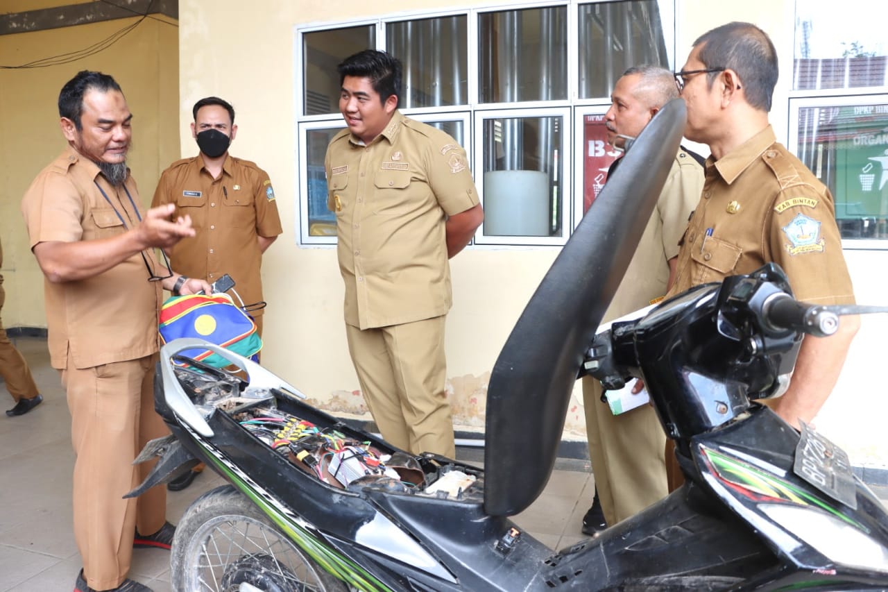 Rakit Sepeda Motor Listrik Sendiri, Pegawai DLH Bintan Dapat Pujian