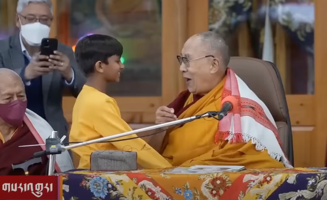 Minta Bocah Ciuman Lidah, Dalai Lama Sampaikan Permohonan Maaf
