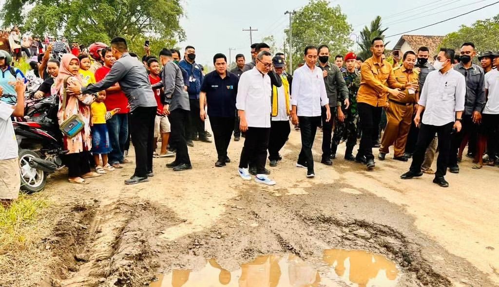Jokowi Ngaku Dapat Aduan Jalan Rusak di 7.400 Lokasi via Medsos