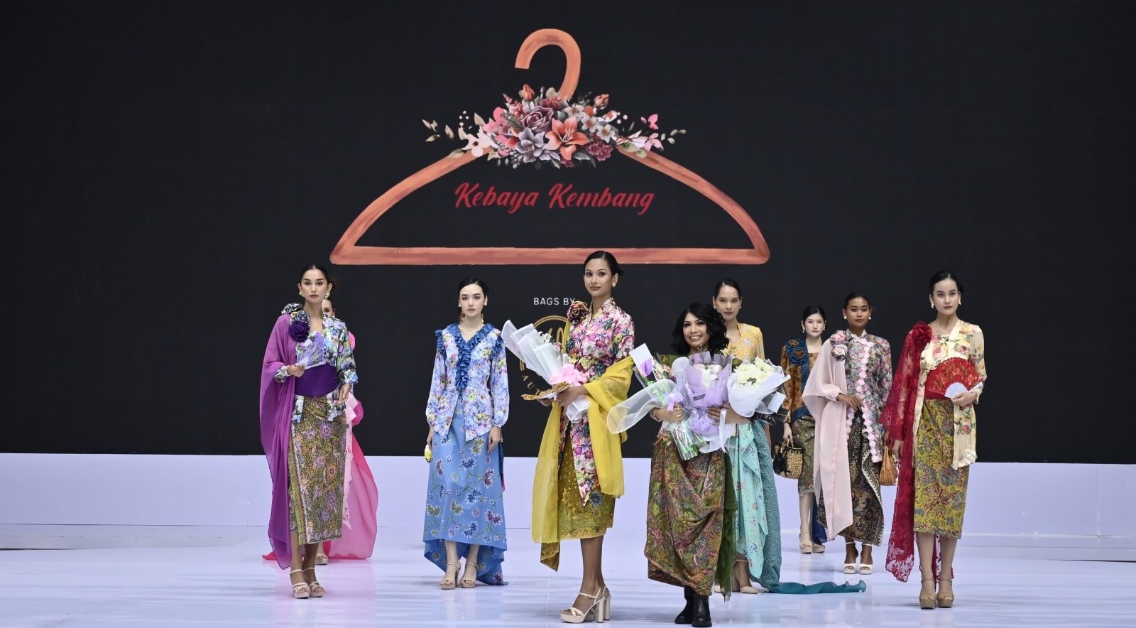 8 Desainer Sajikan Busana Multikultur di Runway Ronakultura Jakarta
