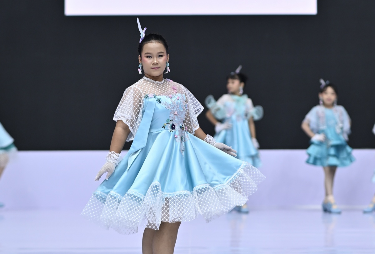 Tingkah Menggemaskan Para Model Cilik di Runway ‘Spectra’ IFW 2025