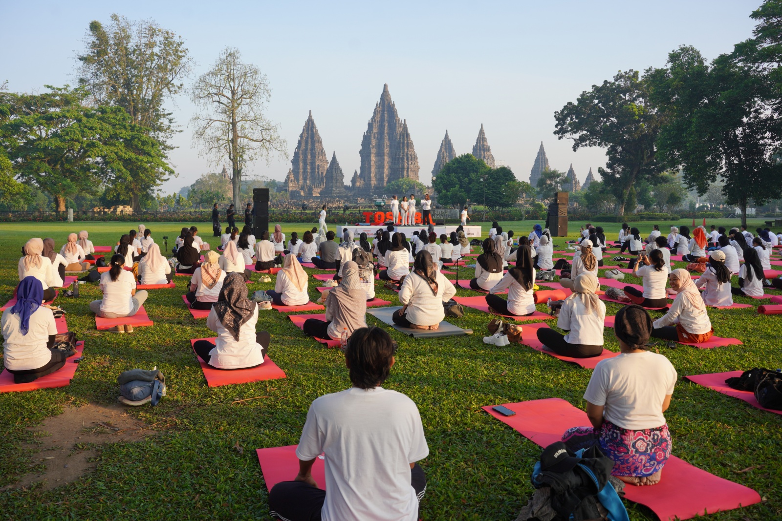Toshiba Rayakan Hari Yoga Sedunia 2025 di Candi Prambanan